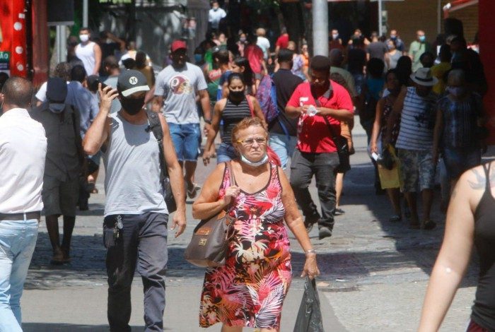 Grande movimentação de pessoas, algumas sem máscara de proteção, no calçadão de Campo Grande