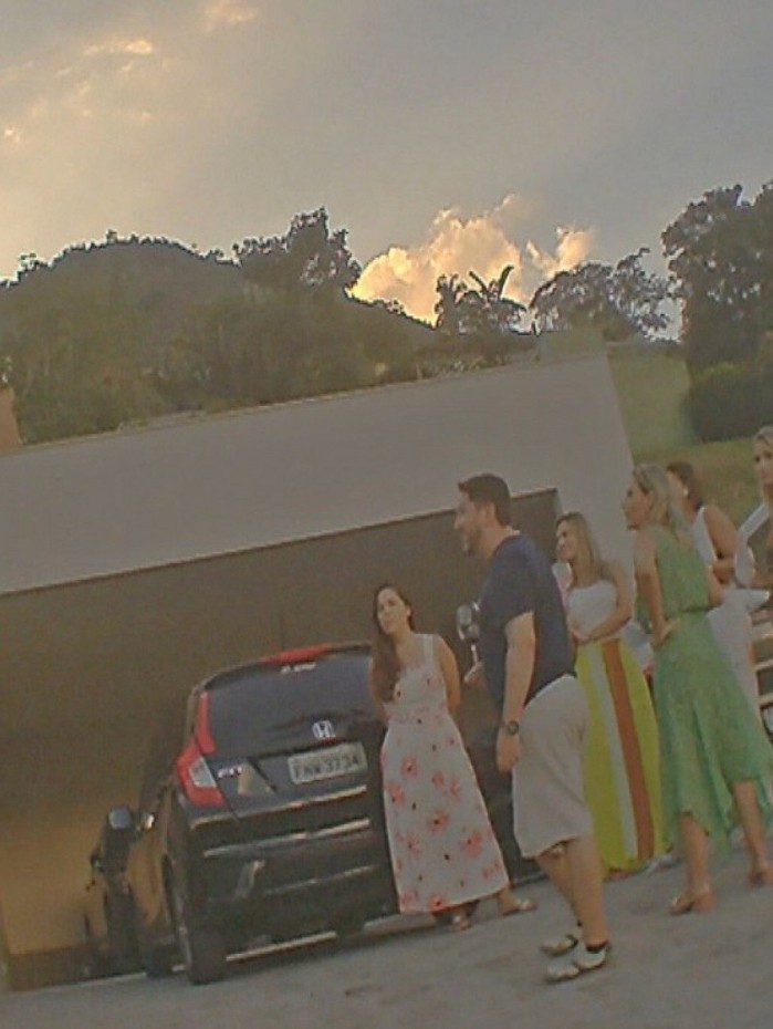 Convidados estavam sem máscara na porta da casa de Cláudio Castro em Itaipava