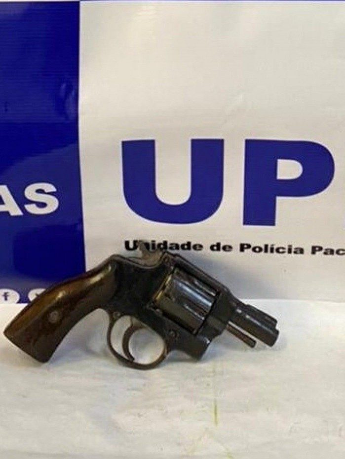 Assaltante &eacute; preso por policiais da UPP Tabajaras logo depois de cometer um roubo na Avenida Atl&acirc;ntica, na praia do Leme, Zona Sul do Rio. Com ele, uma arma de fogo foi apreendida. O caso foi encaminhado &agrave; 12&ordf; DP.