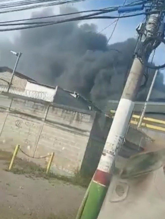 Incêndio em depósito de carros na Estrada Mendonha, em Campo Grande