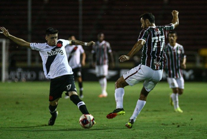 Duelo de gerações: Destaque do Vasco no início do Carioca, Pec, de 20 anos, mede a força no 'pe de ferro' com o veterano Nenê, de 39