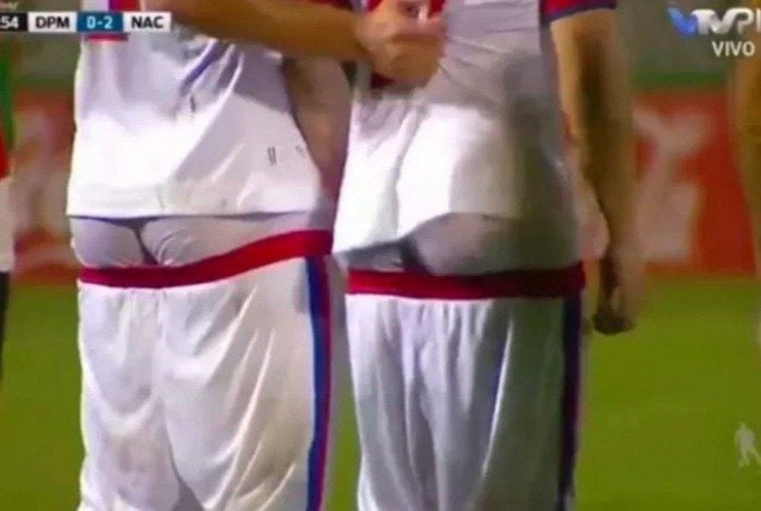 Jogadores do Nacional ficam de cueca para distrair goleiro adversário