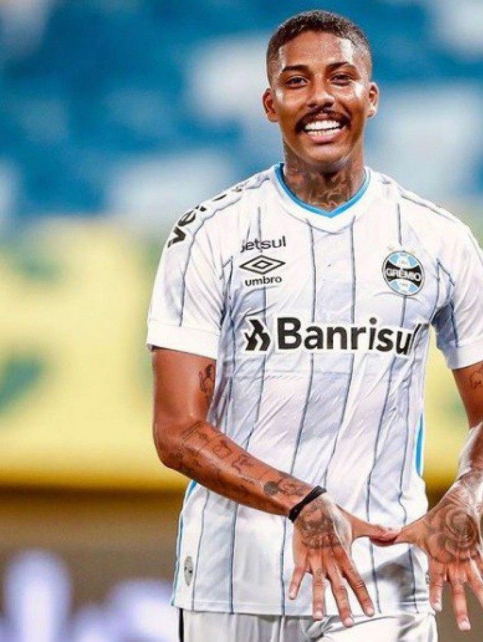  Jean Pyerre - Idade:23 anos - Posição: Meia - Clube Atual: Grêmio - Valor: 10,4 milhões de euros (67,6 milhões de reais) 
