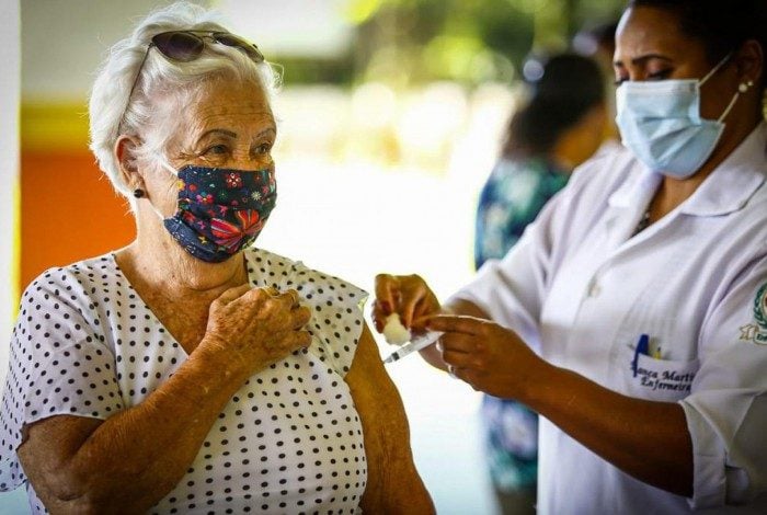 Alceny Abreu foi vacinada no Ciep Municipalizado Casemiro Meirelles e se surpreendeu com a rapidez