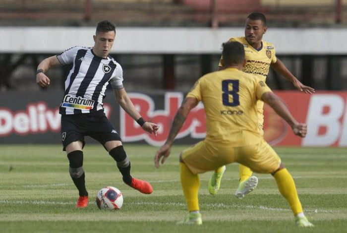 Marcado por dois adversários, Matheus Frizzo faz o passe: jogo muito equilibrado