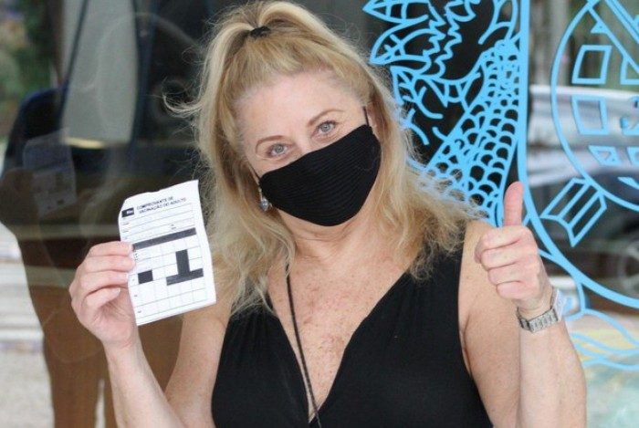 Vera Fischer toma a vacina contra a Covid-19
