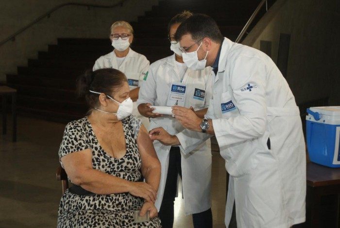 Secretário Municipal de Saúde do Rio, Daniel Soranz, vacina idosa na Cidade das Artes, na Barra da Tijuca