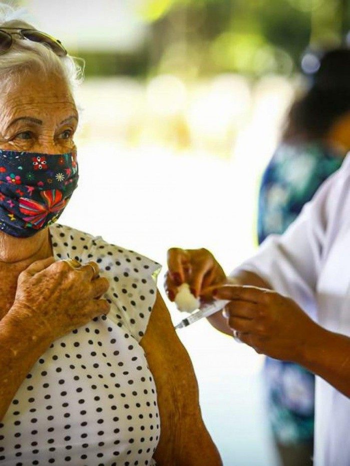 Alceny Abreu foi vacinada no Ciep Municipalizado Casemiro Meirelles e se surpreendeu com a rapidez