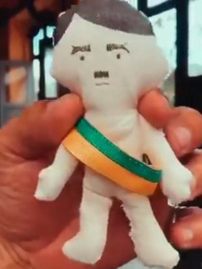 Bar brinda clientes com boneco vodu de Bolsonaro para malhar o Judas MH Geral