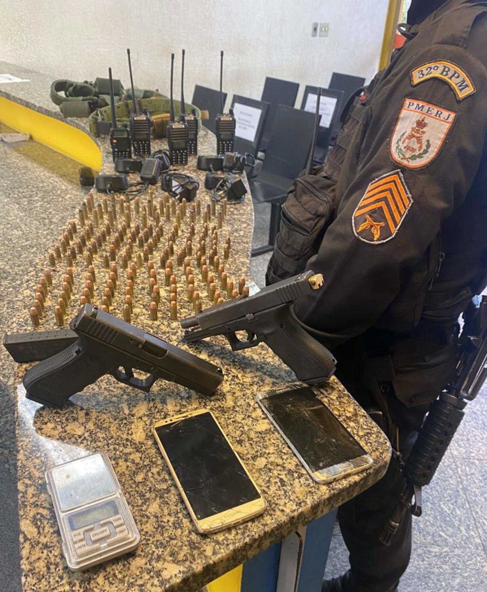 Materaial apreendido pela Pol&iacute;cia Militar com o traficante Samuel Miranda dos Santos, o Samuca, de 22 anos.