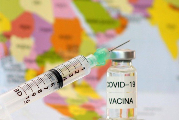 A Secretaria de Saúde também aplica a segunda dose da CoronaVac em idosos e funcionários da saúde com mais de 21 dias de vacinados com a primeira dose