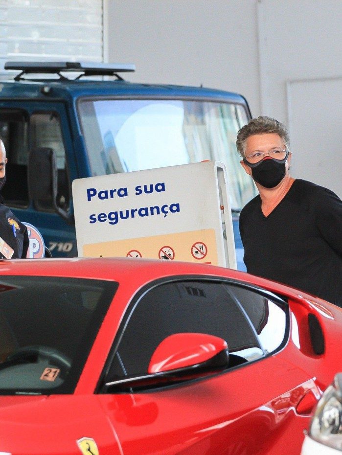 Boninho chama a aten&ccedil;&atilde;o em posto de gasolina com sua Ferrari