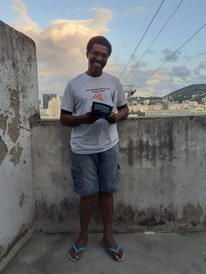 Cria da Providência, estudante de Direito, professor de capoeira e idealizador da mais nova biblioteca da comunidade, Flávio Ribeiro, de 43 anos, encontrou na literatura uma grande aliada para a transformação de vidas