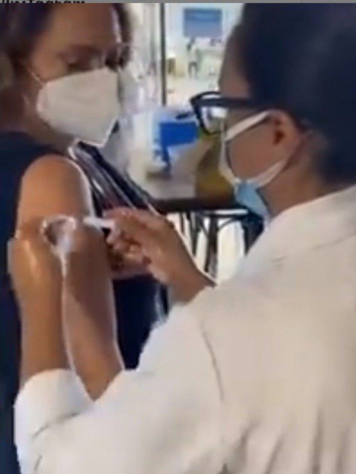 Eliane Giardini toma a vacina contra a Covid-19
