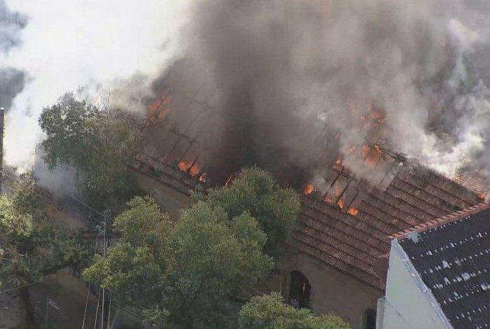 Um incêndio atingiu casarão em Niterói, na Região Metropolitana do Rio

