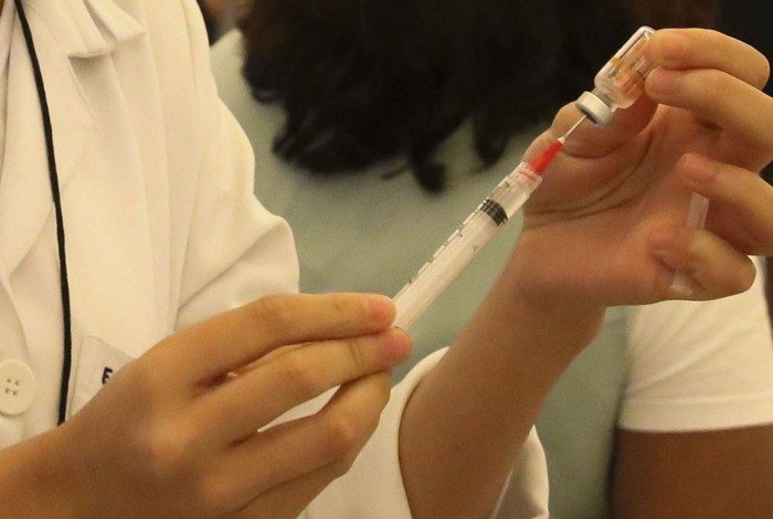 Prefeitura disponibiliza vacinação para pessoas que têm 66 anos em 13 unidades de saúde