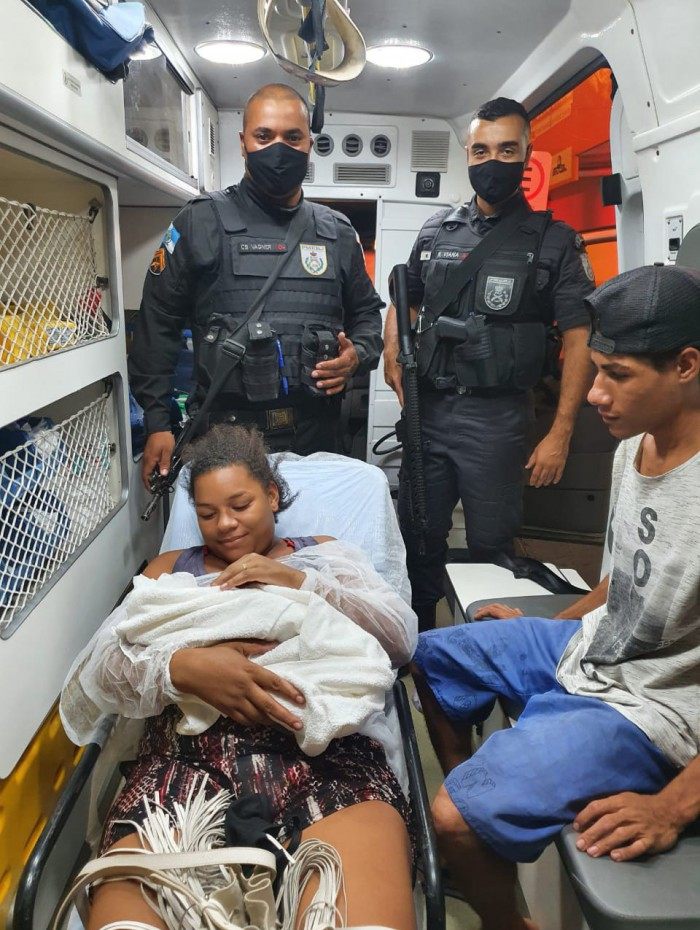 Bebê nasce pelas mãos de policiais militares em Belford Roxo