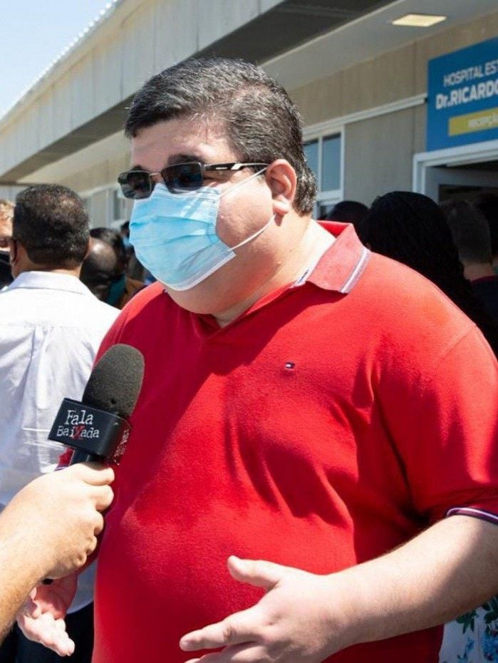 Rubem dá entrevista na porta do novo hospital: mais leitos que podem ser usados por pacientes de Itaguaí