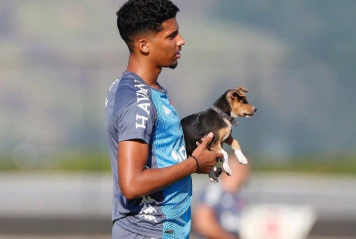 Grupo do Vasco se divertiu com um filhote de cachorro que invadiu o treino