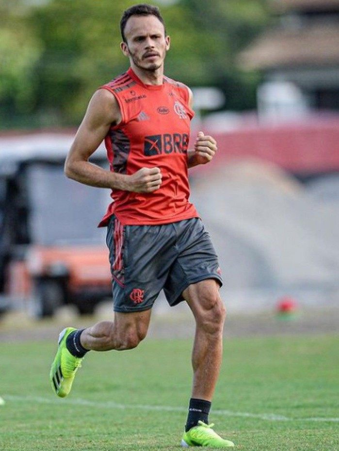 O lateral Ren&ecirc; durante um treinamento no Mais Querido