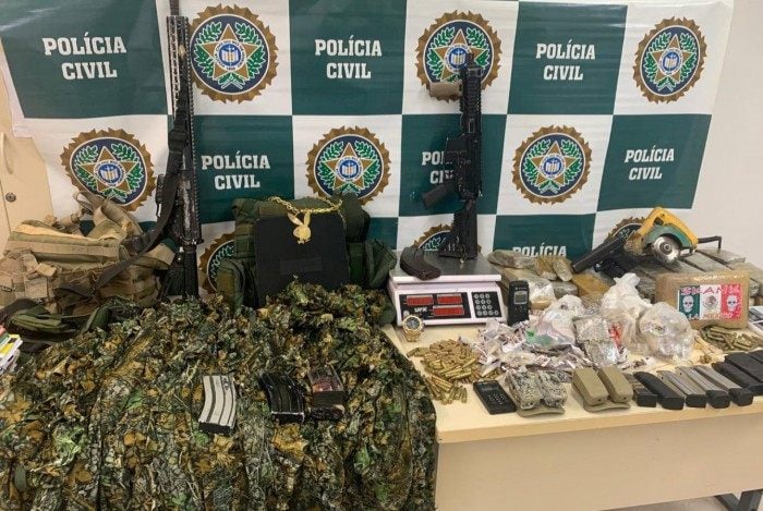 Foram apreendidos fuzis, pistolas, carregadores e munições, drogas e trajes camuflados