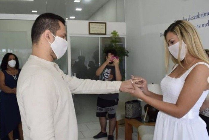 Andressa Urach abre álbum de fotos de seu casamento no civil