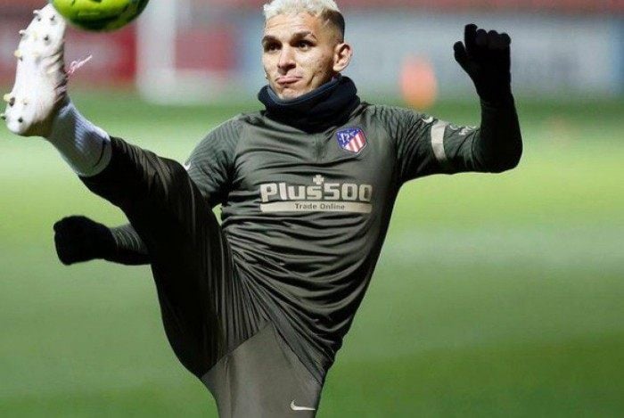 O volante Lucas Torreira teria interesse em voltar ao futebol sul-americano
