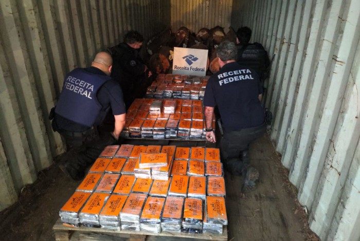Agentes tiraram 340kg de cocaína de dentro das toras de madeira que estavam em um contâiner