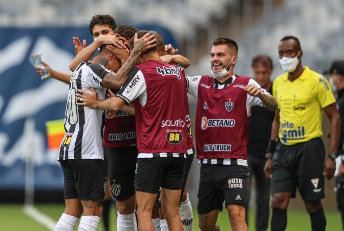 Vargas é cercado pelos companheiros na comemoração do gol que garantiu a vitória do Galo