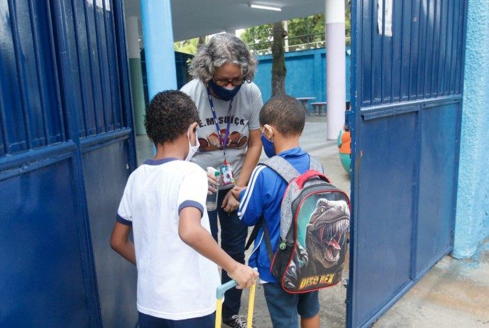 Rio abre escolas para retomada plena das aulas presenciais