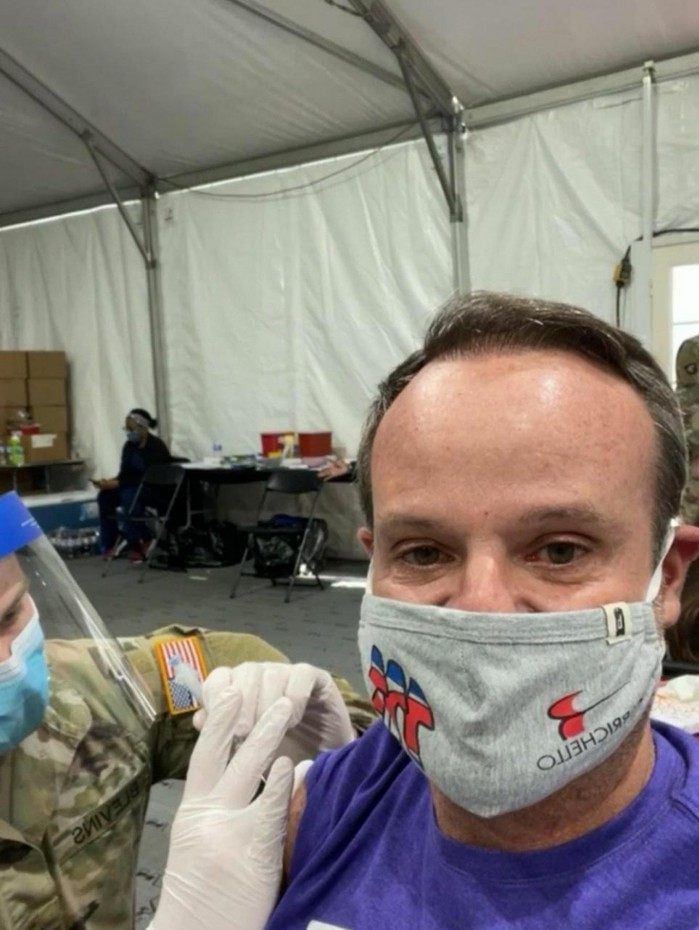 Rubens Barrichello compartilhou o momento em que foi vacinado