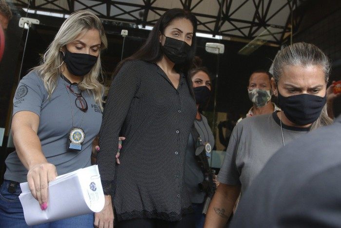 Mesmo ouvindo xingamentos, Monique manteve a cabeça erguida, aparentando tranquilidade