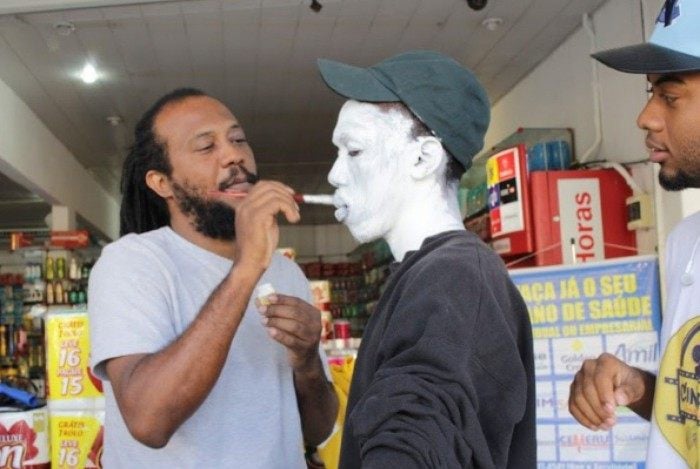  Paulo Gomes pintando alunos do Cine Rua Paciência Cultural. 
