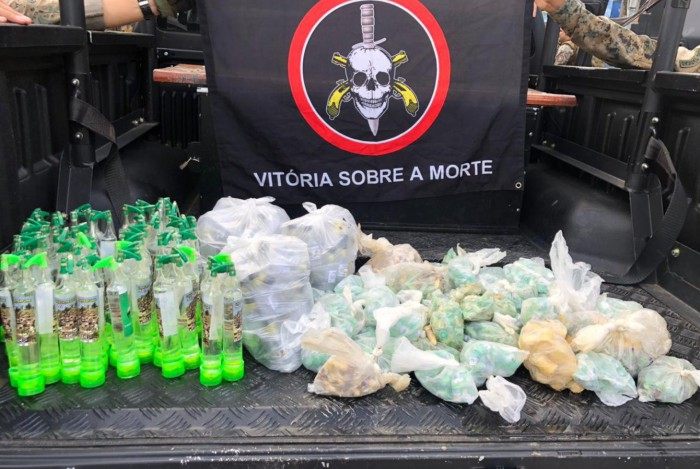 PM apreendeu mais de 2 mil pinos de cocaína, entre outras drogas, em operação na comunidade da Serrinha
