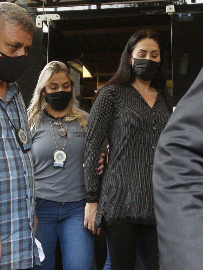 Monique Medeiros, mÃ£e de Henry, deixa a 16Âª delegacia, na Barra da Tijuca, zona oeste do Rio, seguindo para custÃ³dia