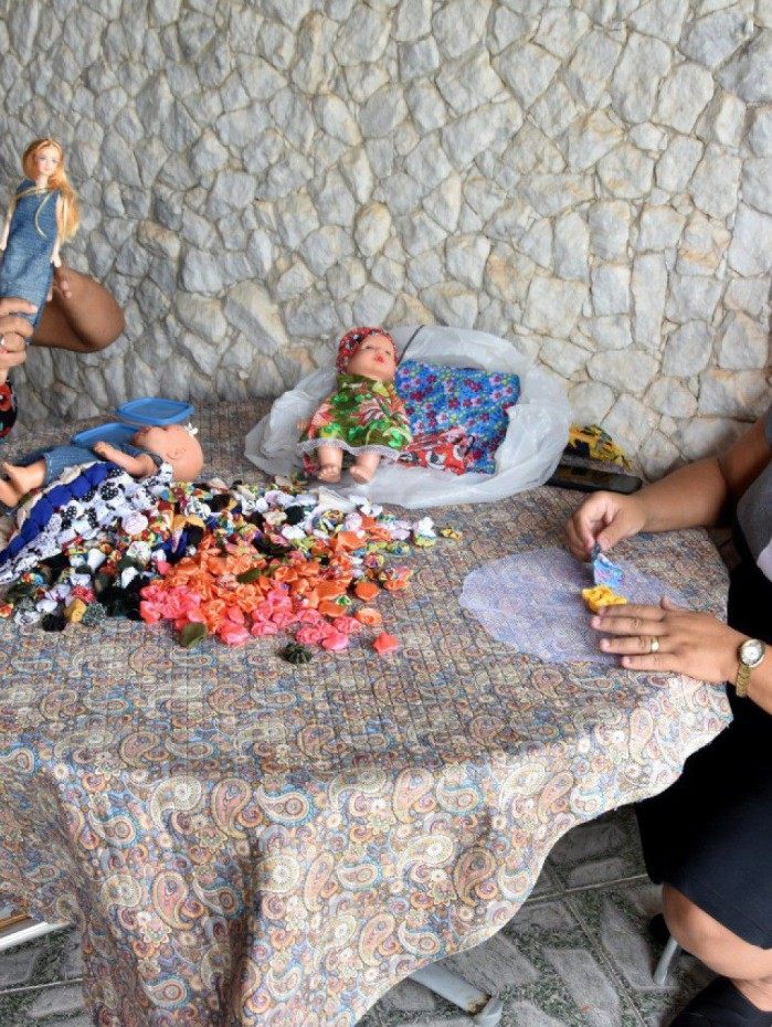 Residente Tatiana Cruz e Enfermeira Andr&eacute;a Alice na oficina de artesanato da RT