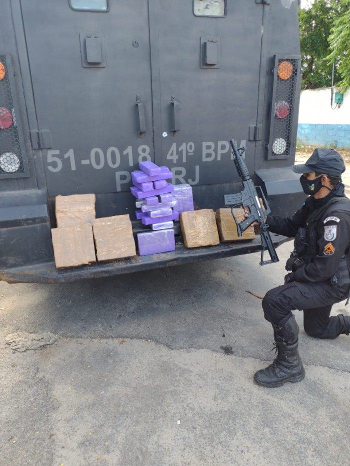 Policiais do 41º BPM apreenderam 51kg de maconha, uma réplica de fuzil M16 e uma capa de colete à prova de balas