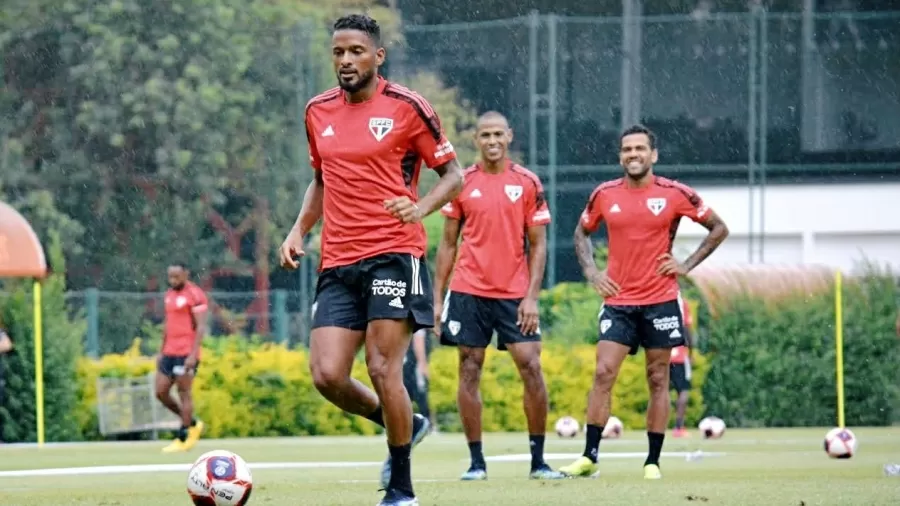 Reinaldo no treino do São Paulo