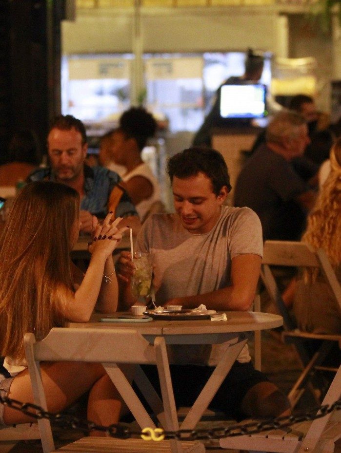 Rio de Janeiro 09/04/2021 - Movimentação em bares no Leblon no primeiro dia de liberação para reabertura na cidade do Rio.  Foto: Luciano Belford/Agencia O Dia