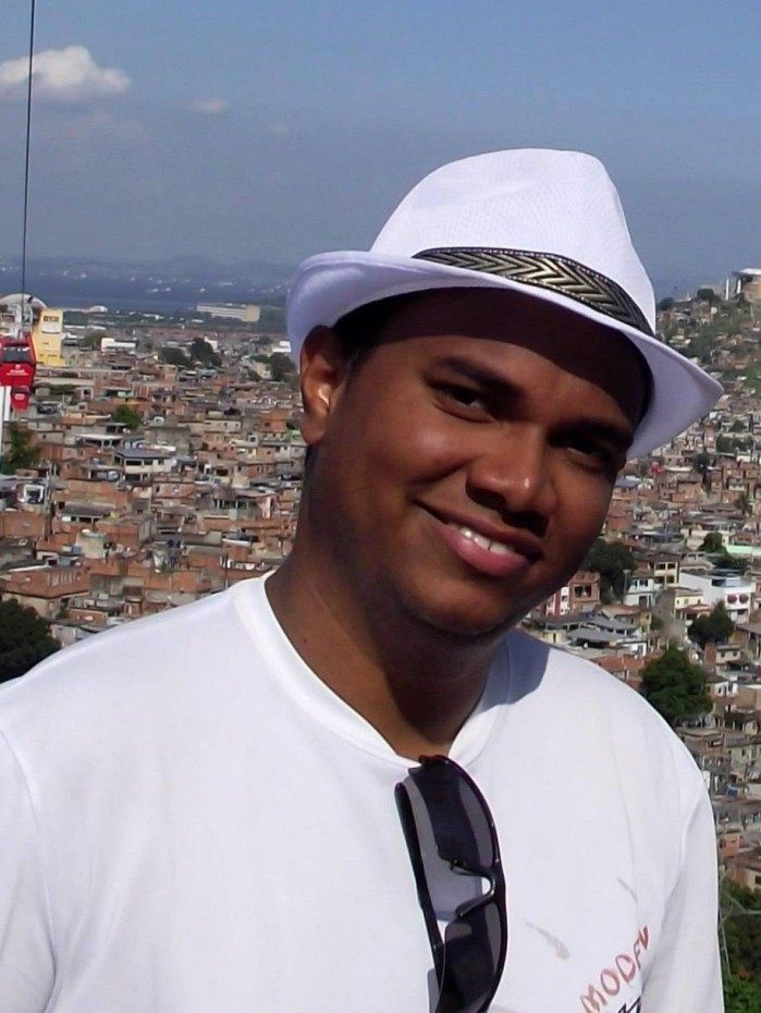 Assistente social Rafael Sousa, cria da comunidade Cachoeira Grande, está à frente da Campanha Lins Solidário, que doa cestas básicas às famílias do Complexo do Lins

Sua identificação com a região foi a motivação para criar em 2013 o Voz do Lins.