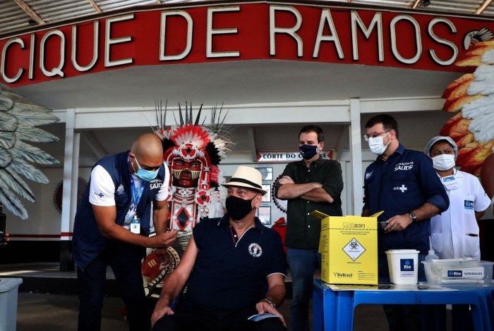 Paes acompanha vacinação de vice-prefeito neste sábado (10)