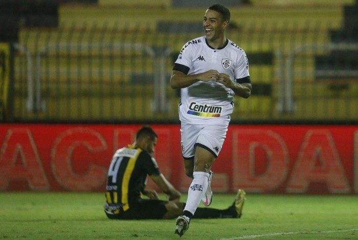 Felipe Ferreira comemora o gol marcado no início do primeiro tempo no Raulino de Oliveira 