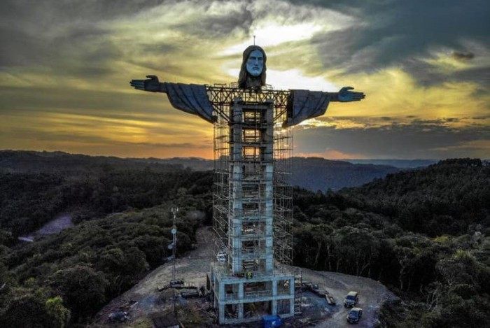 A construção, erguida no Morro das Antenas, foi idealizada por um padre da cidade e busca 