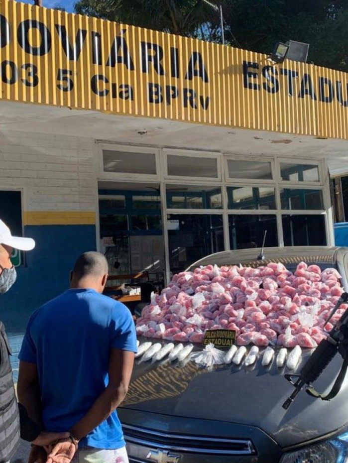 O motorista do veículo foi detido e levado à delegacia.