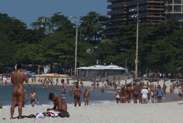 Praia de Copacabana cheia no primeiro domingo de flexibilização na orla do Rio