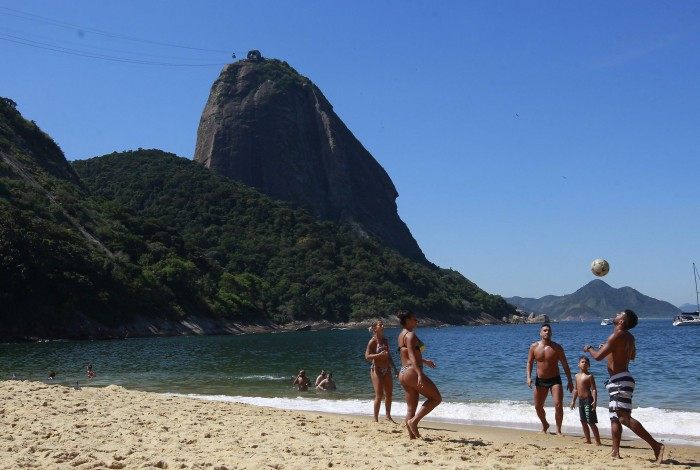 Rio de Janeiro 11/04/2021 - O primeiro fim de semana de flexibilização no Rio tem praias movimentadas. Na foto, banhistas na praia Vermelha na Urca. Foto: Luciano Belford/Agencia O Dia