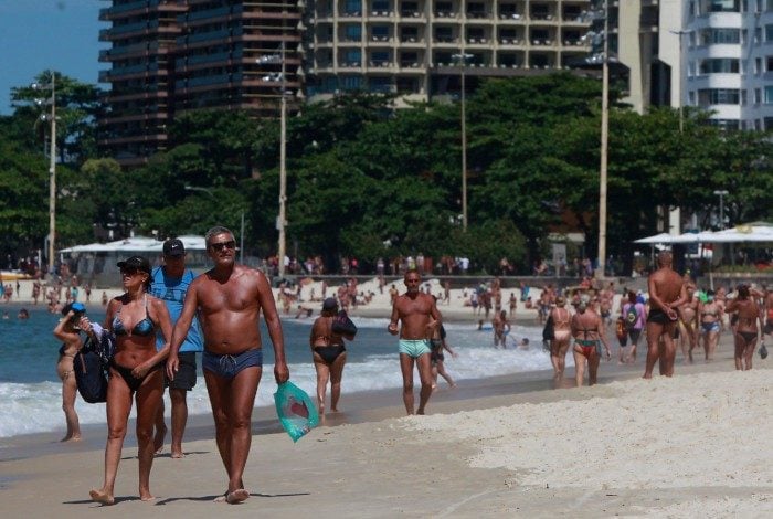 Fotos da praia de Copacabana lotada neste domingo