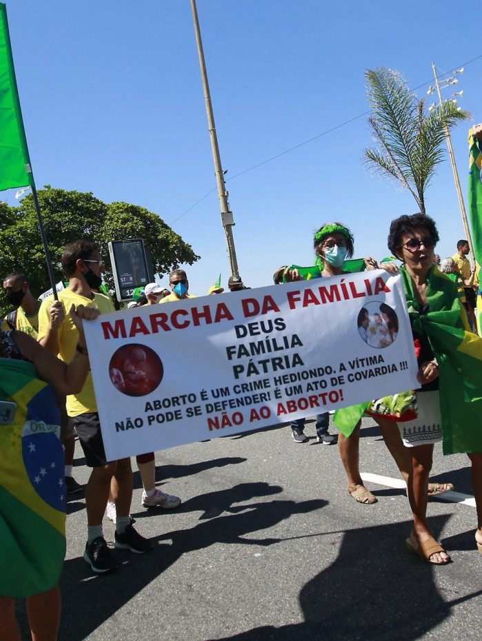 Rio de Janeiro 11/04/2021 - Manifestantes se aglomeram a favor de Bolsonaro em Copacabana. Foto: Luciano Belford/Agencia O Dia