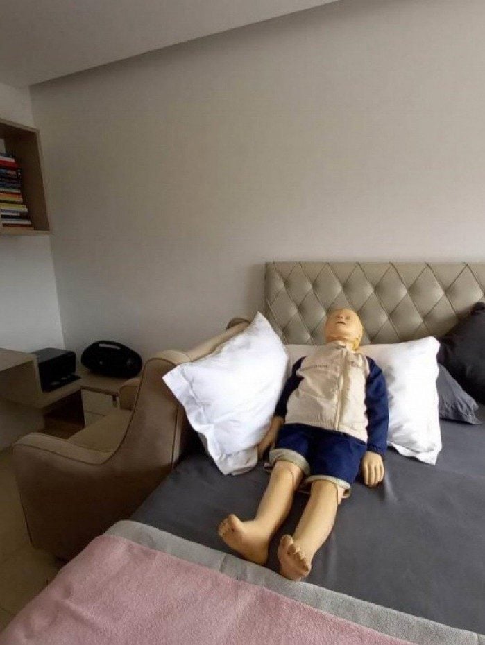 Foto da reprodu&ccedil;&atilde;o simulada mostra boneco, com medidas de Henry, deitado na cama: hip&oacute;tese de acidente dom&eacute;stico foi descartada