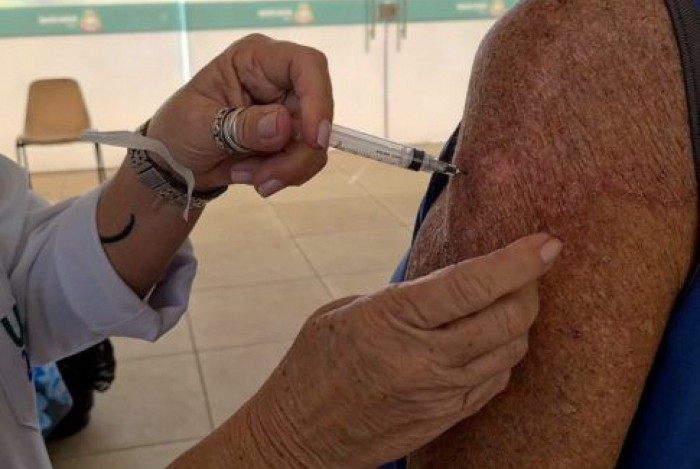 Com vacinas esgotadas, Niterói interrompe aplicação de primeira dose contra a covid-19